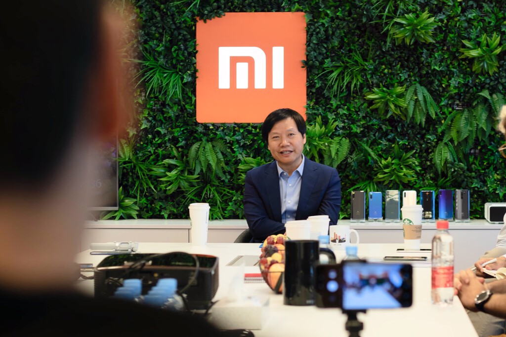 El CEO de Xiaomi ha hecho lo impensable en China: decirle a sus clientes con prisa que compren coches de la competencia